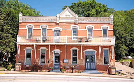 The Burlington Hotel & Bar - Alma WI