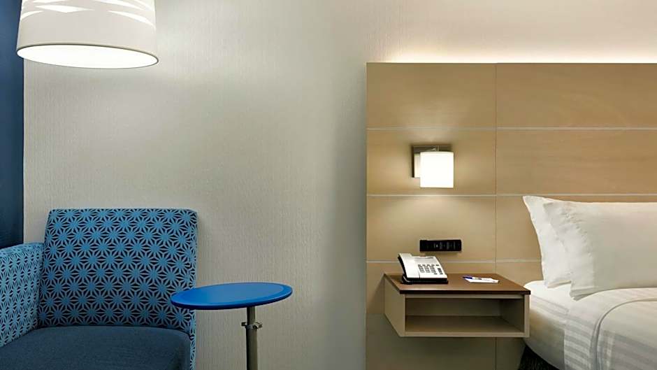 Holiday Inn Express Williamsbrg Busch Gardens Area By IHG