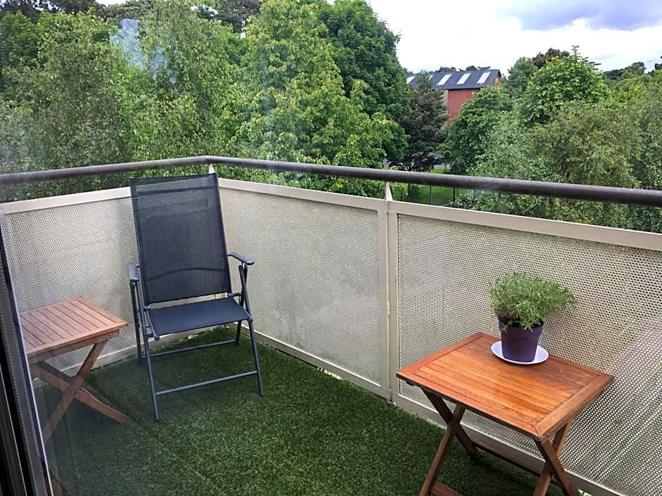 Central Spacious 3 Bedroom Apartment With Parking