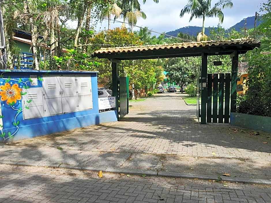 Flor Casa 2 dorms com ar, churrasqueira, cond fech, piscina