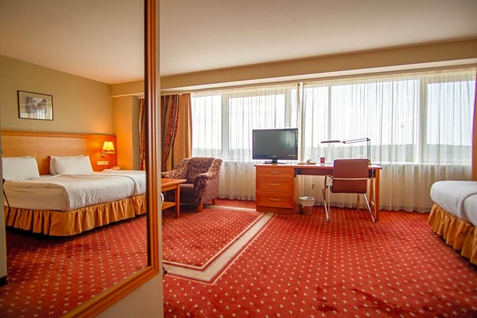 VILNIUS PARK PLAZA HOTEL, Restaurant & Terrace, Panorama Bar, Conference & Banquet Center