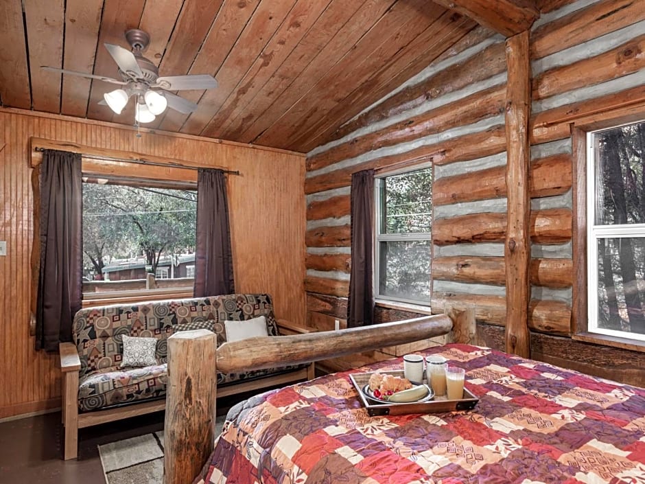 Dancing Bear, 2 Bedrooms, Front Porch, Midtown, Sleeps 6