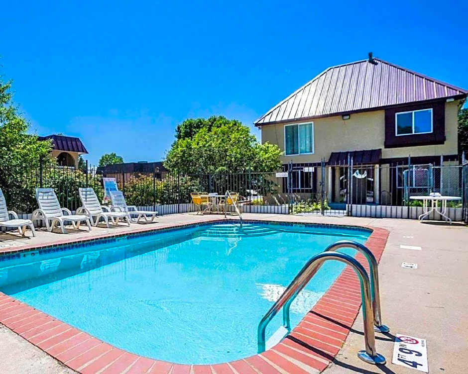 Econo Lodge Urbandale