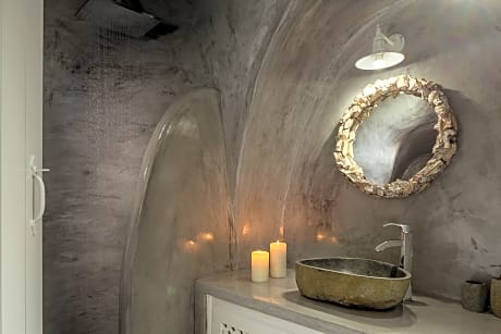 AQUA DREAM, WITH INDOOR CAVE PLUNGE POOL, RESTRICTED SEA & CALDERA VIEW