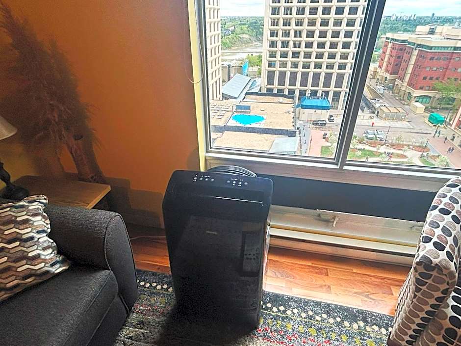 2 Full Beds, Rogers Place Downtown Central, Memorable 1 Bedroom Condo