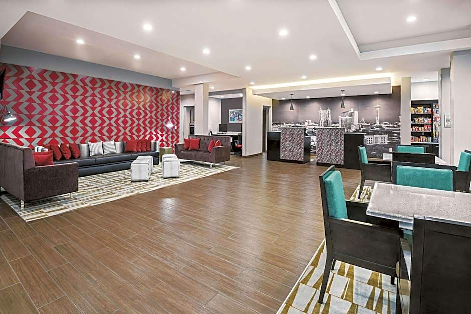 La Quinta Inn & Suites by Wyndham San Antonio by AT&T Center