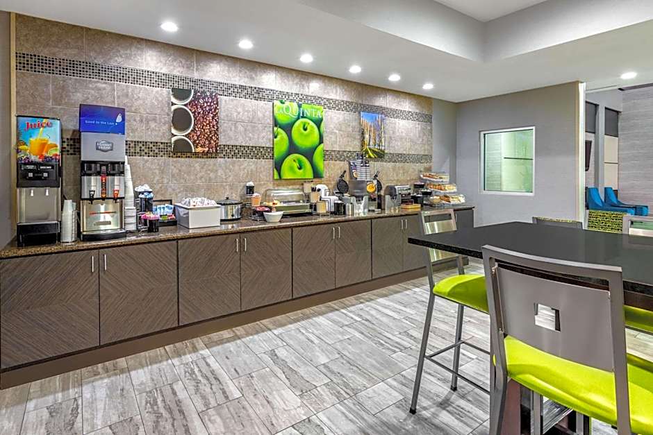 La Quinta Inn & Suites by Wyndham Columbus - Edinburgh