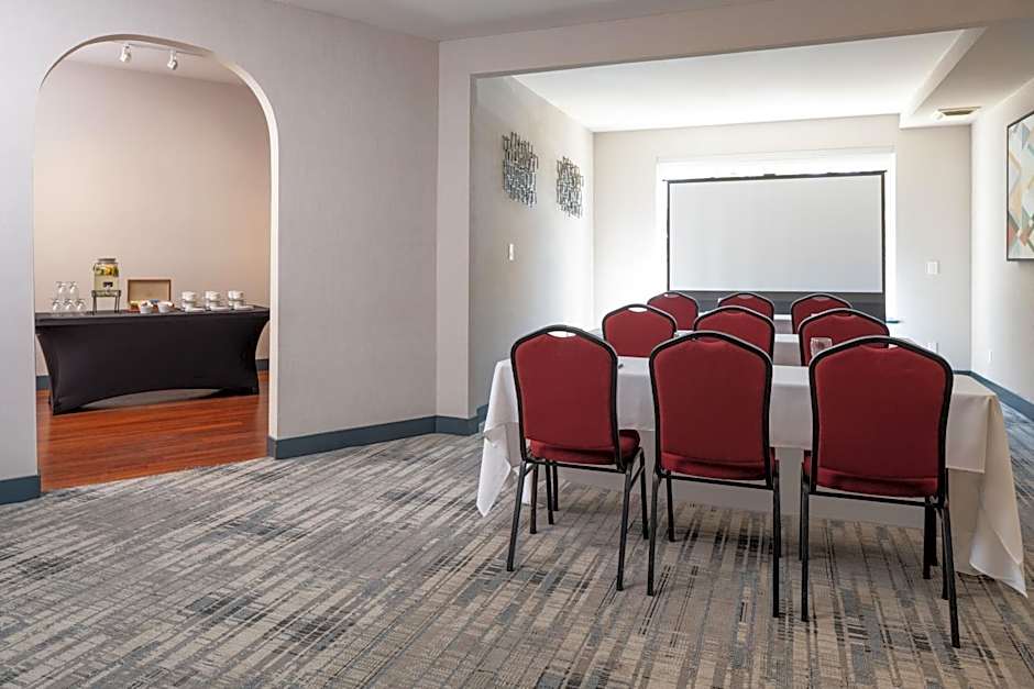 Four Points By Sheraton Victoria Gateway