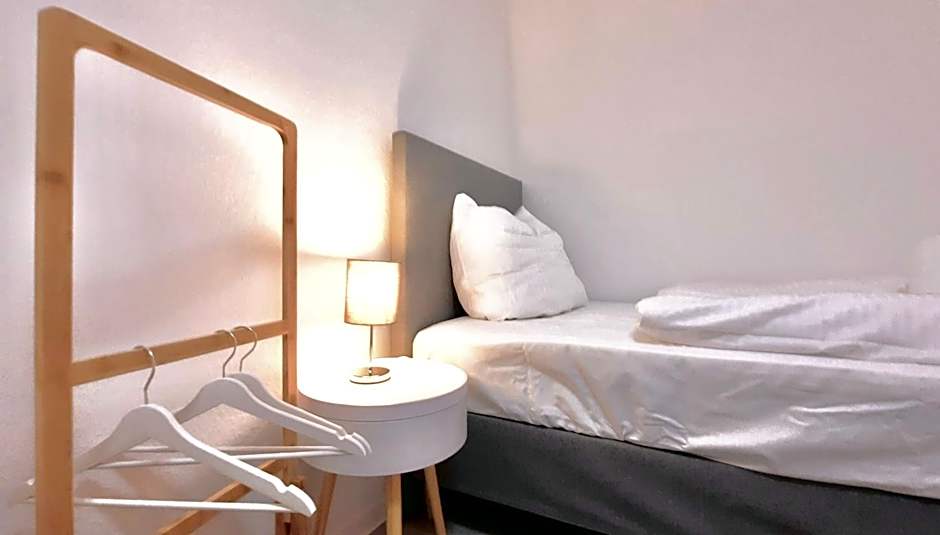 Gemütliche Unterkünfte für längeren Aufenthalt und Monteure inkl Balkon, Waschmaschine, WiFi, Küche und Parkplatz