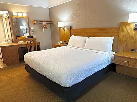 King w/Fireplace & Creekside Balcony - No Pets