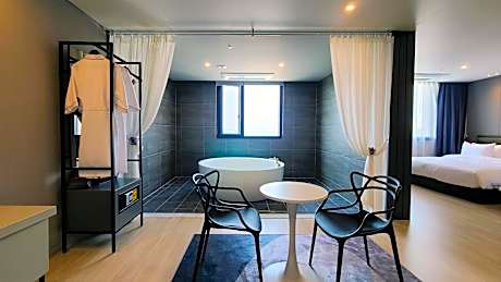 Deluxe Suite with Spa Bath