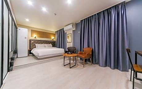 Changwon Myeongseodong Namuneulbo Hotel