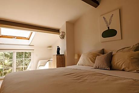 Deluxe Double Room with Private Bathroom