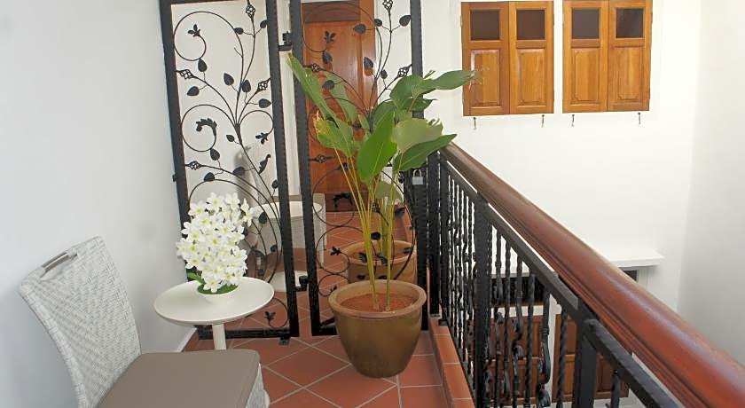 Heeren Straits Hotel