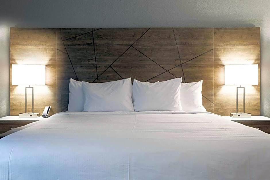 Rodeway Inn & Suites near Outlet Mall - Asheville
