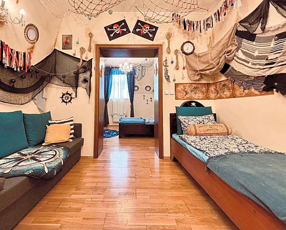 Pirate Family, Theme Room, Free Parking