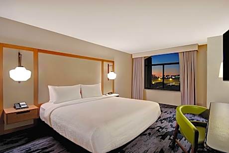 Guest room, 1 King, City view