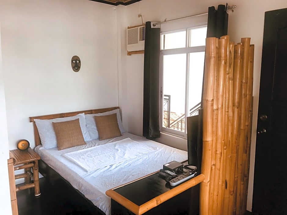 Everyday Sunday Hotel & Cafe