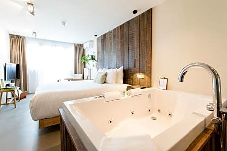 Deluxe Suite with Spa Bath