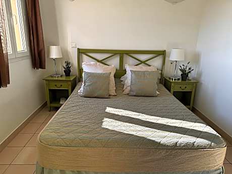 Deluxe Room (2 Adults + 1 Child)