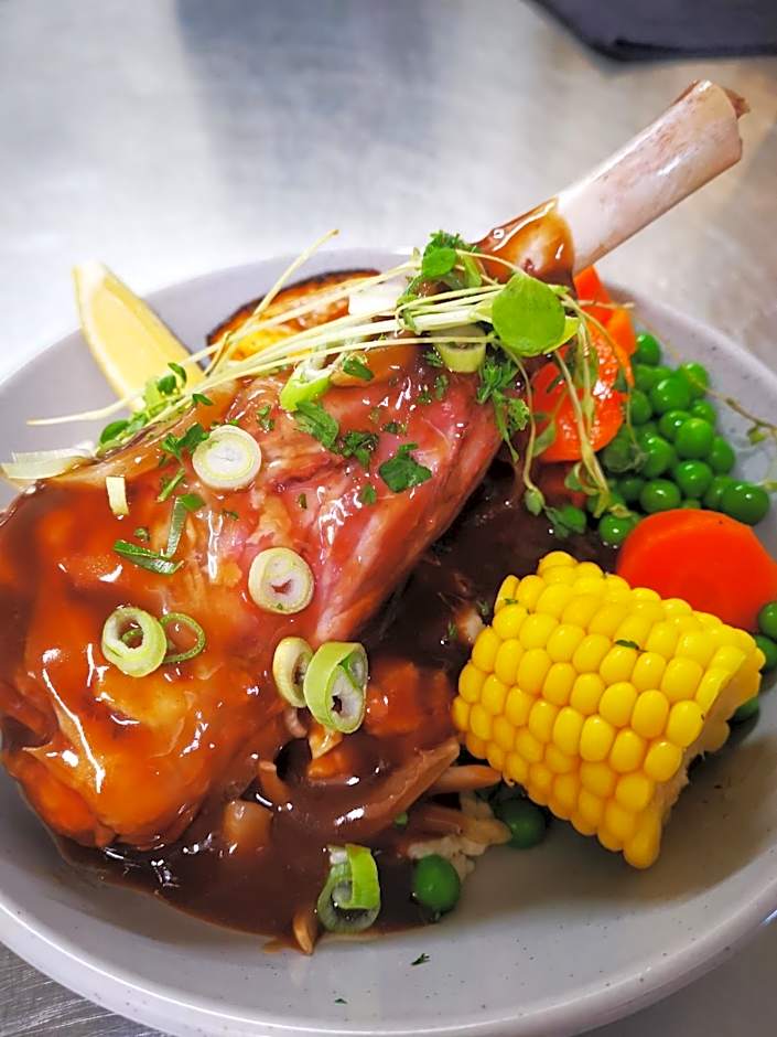 Queensport Tavern And Motel