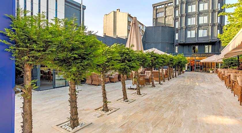 Porta Romanos Hotel