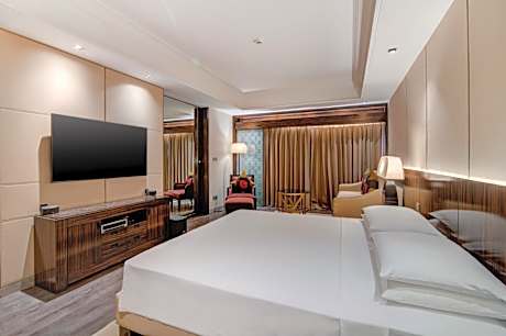 Suite with Living Room - 20% discount on Food & Beverage, Spa, Laundry and club access