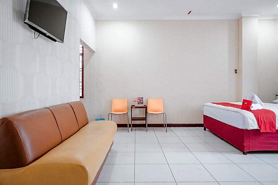 RedDoorz Plus near Istana Maimun Medan