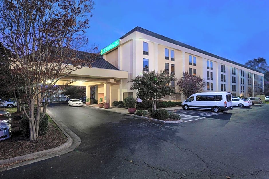 CLT Airport Inn & Suites