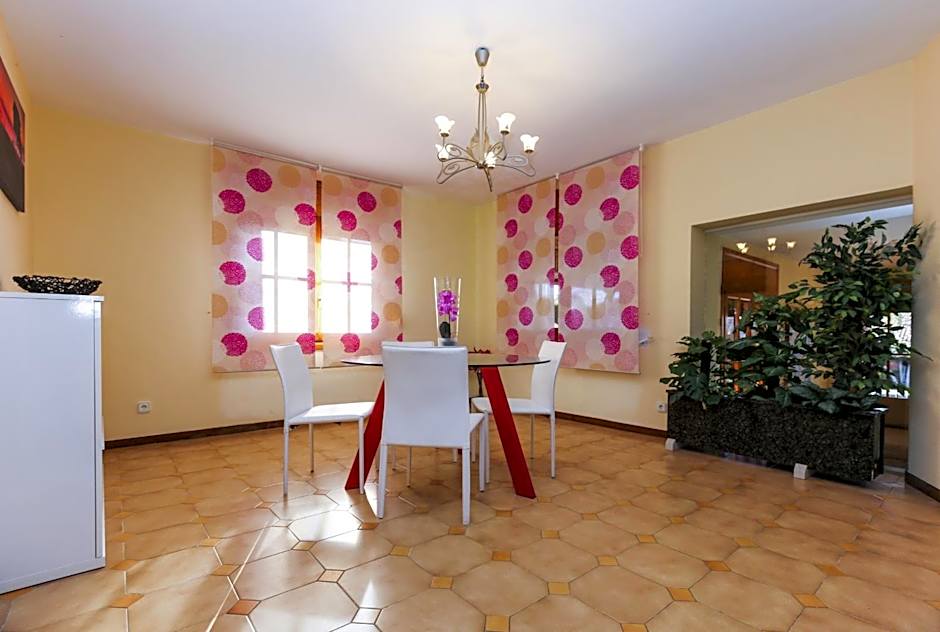 GERANIS VILLA ONLY FAMILIES Planet Costa Dorada