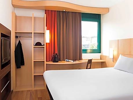 Room with double bed 160x200 cm featuring the n ew bedding