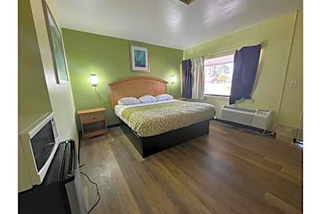 King Bed with Kitchenette Non-Smoking