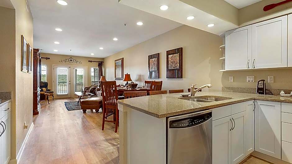 Lake Travis Stunning Waterfront, Sunset & Pool Views, Pet Friendly, Boat Ramp, Lago Vista, Texas