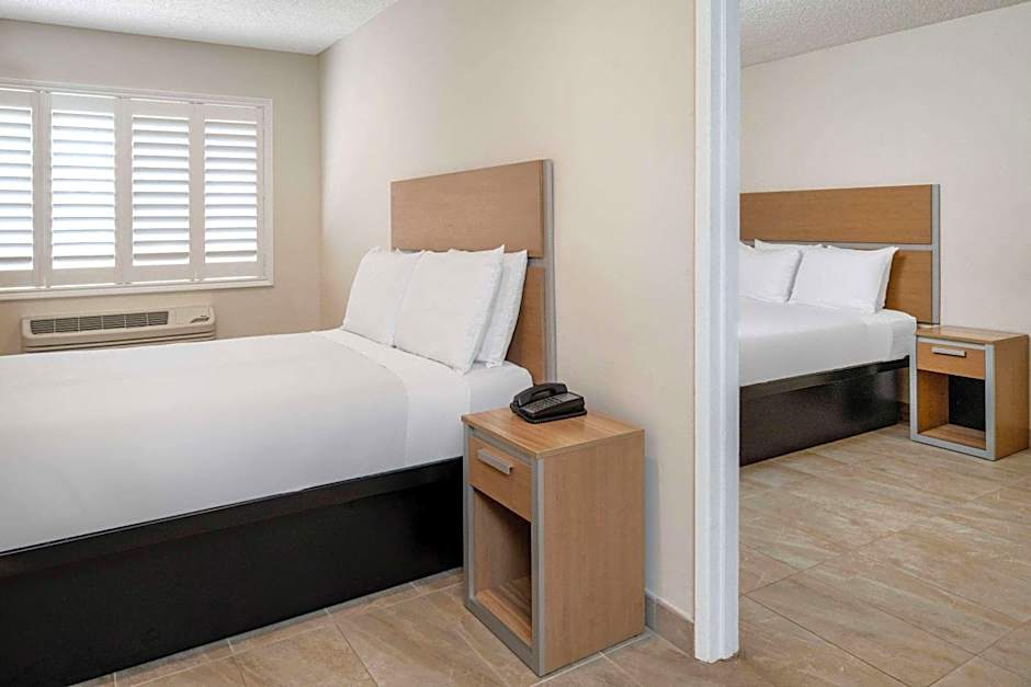 Super 8 by Wyndham Bakersfield CA