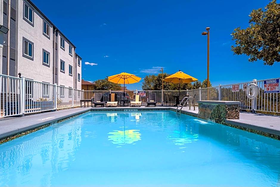 Studio Z, Ascend Hotel Collection