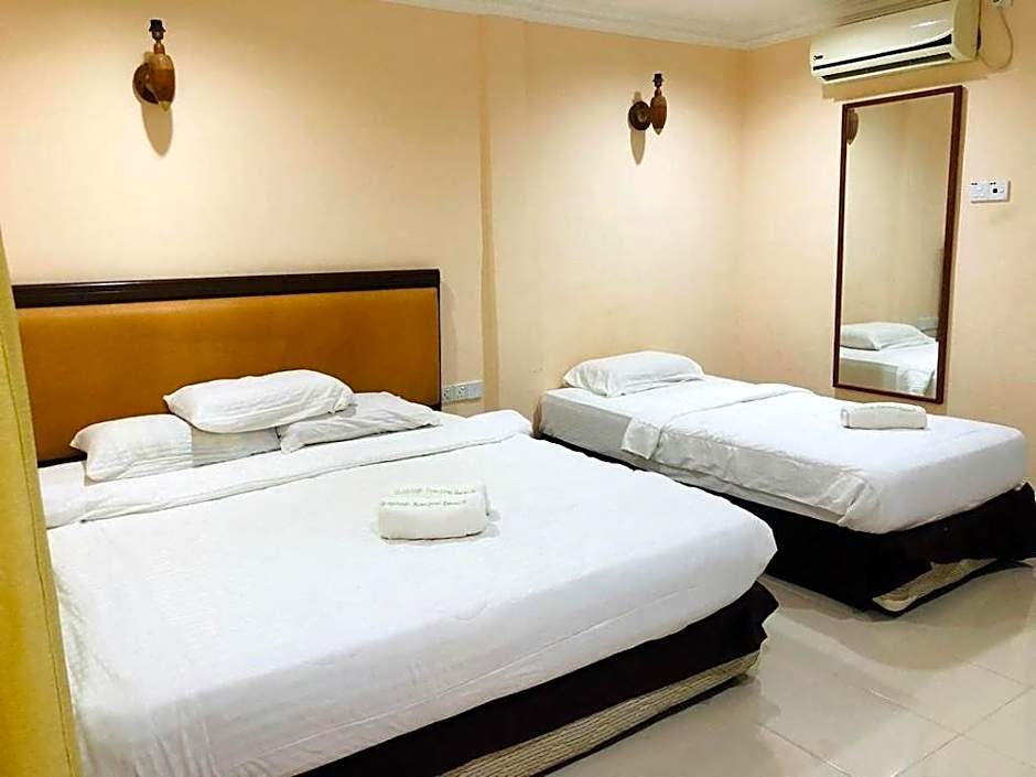 Penarak Bamboo Beach Motel