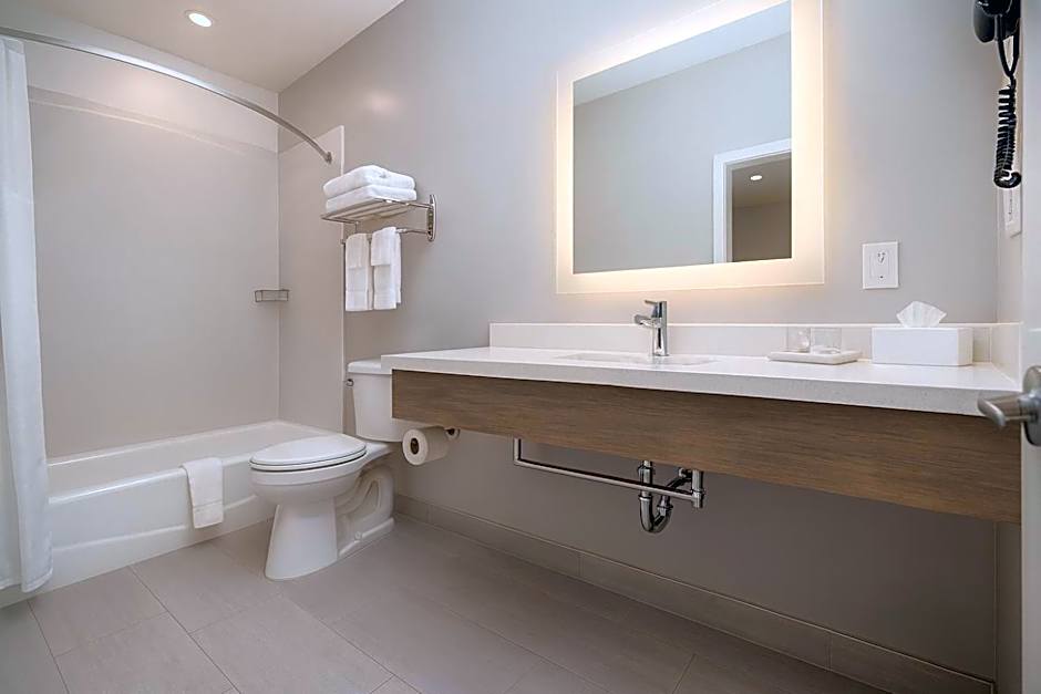 Travelodge by Wyndham LAX South