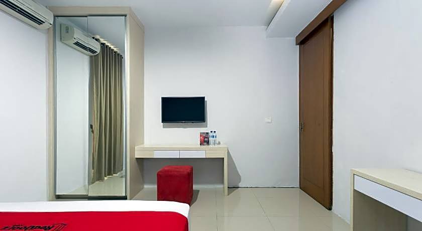 RedDoorz Plus near Cilandak Town Square 2