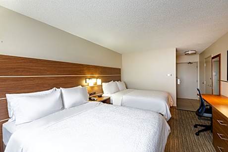 Standard Queen Room with Two Queen Beds and Roll-In Shower - Mobility Access