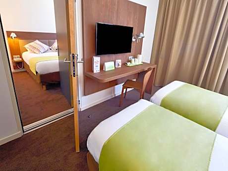 Quadruple Room (1 double bed and 2 single beds)