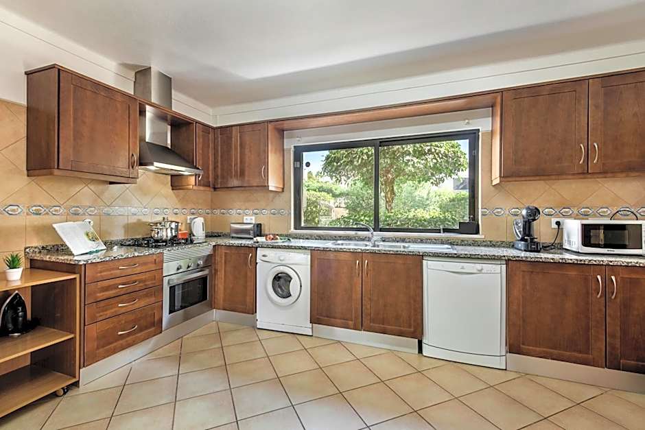 Exclusive Retreat in Vilamoura, private pool, off-street parking, Free AC wifi