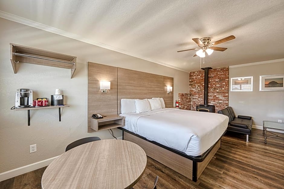 Harbor House Inn
