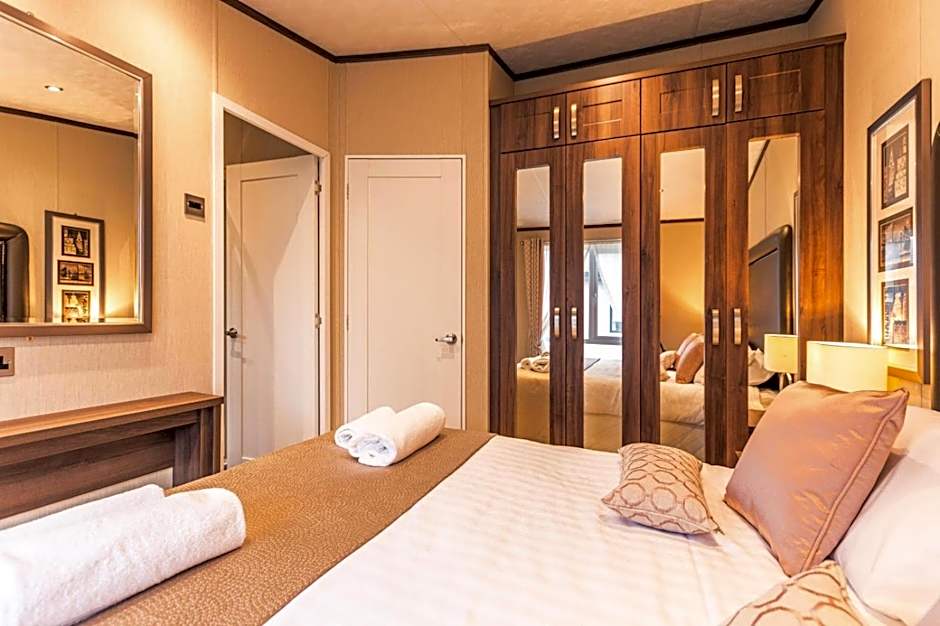 Sutton Lodge with Hot Tub