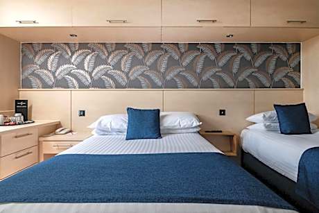 Family Room (2 Adults + 2 Children)