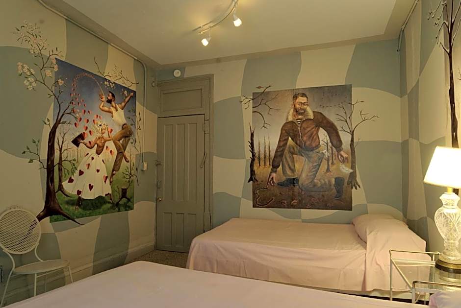 Carlton Arms Hotel