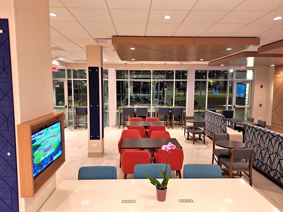 Holiday Inn Express & Suites Chicago Schaumburg By IHG