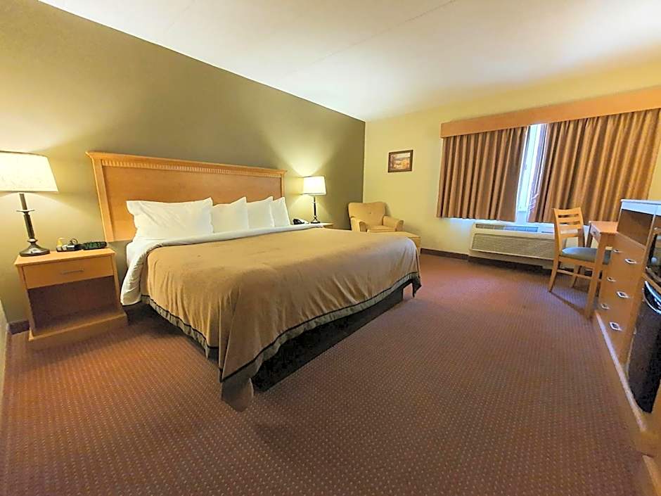 Photo 1 of 5 of 1 King Bed, Nonsmoking