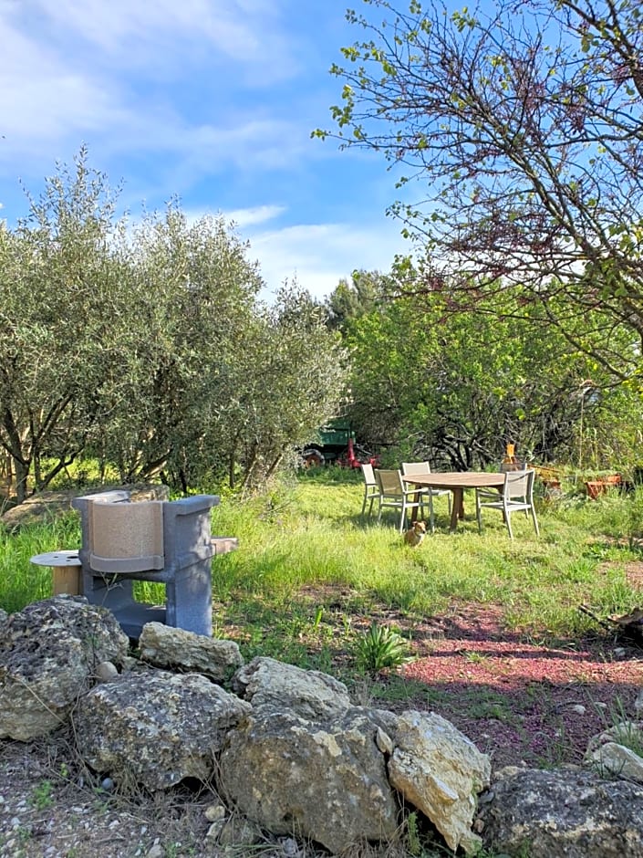 2 Locations insolites "vie en plein air" Bastide Bellugue maison d'hôtes reseau Bienvenue à la ferme à 3 mn de lourmarin