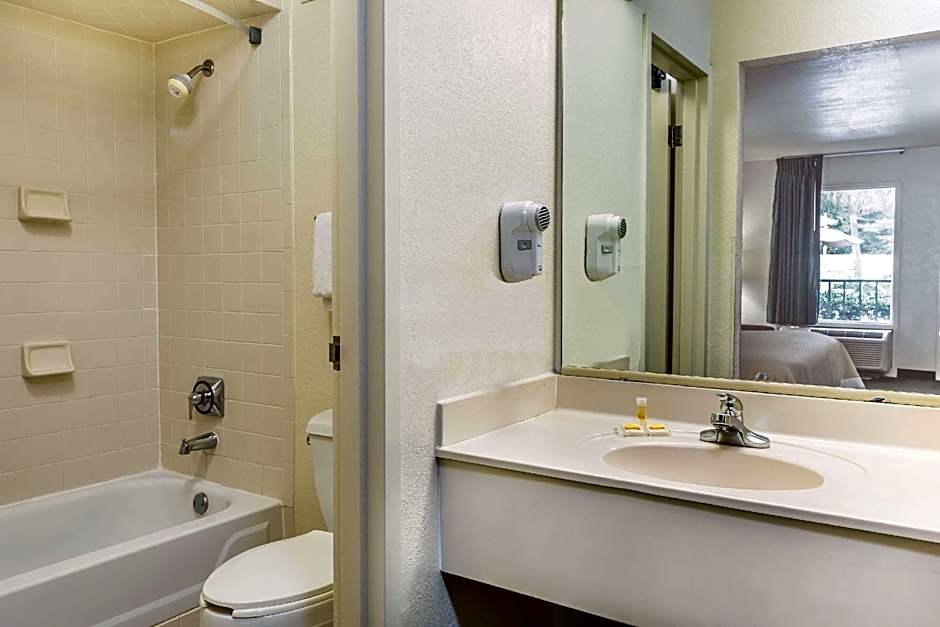 Days Inn by Wyndham Lake Park/Valdosta