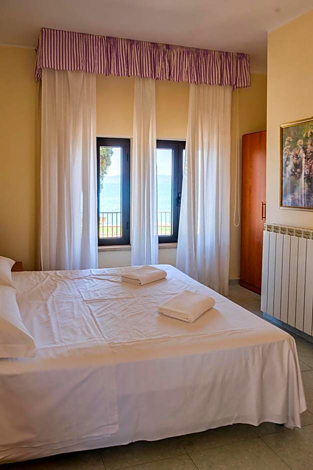 Foto 1 di 5 di Deluxe 1 Double Bed or 2 Beds, Lake View